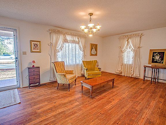 5th image of 907 Laurel Ave E