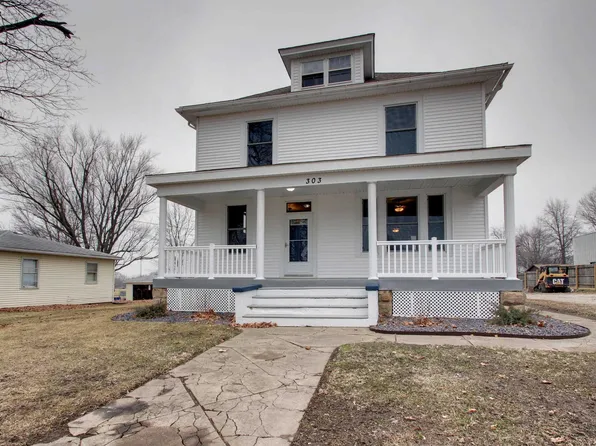 303 W Collins St, Mendon, IL 62351