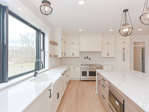 4th image of 11 Ledge Hill Ln