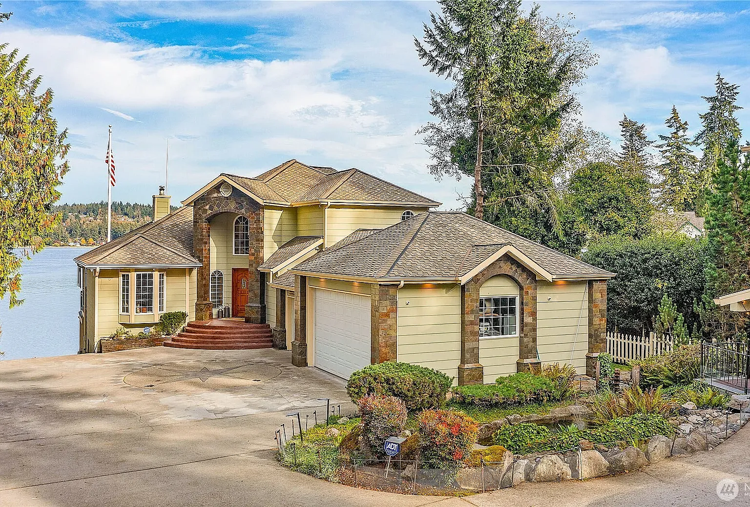 4 bed, 3.5 bath, 4650 sqft, $14,499 — Photo 1