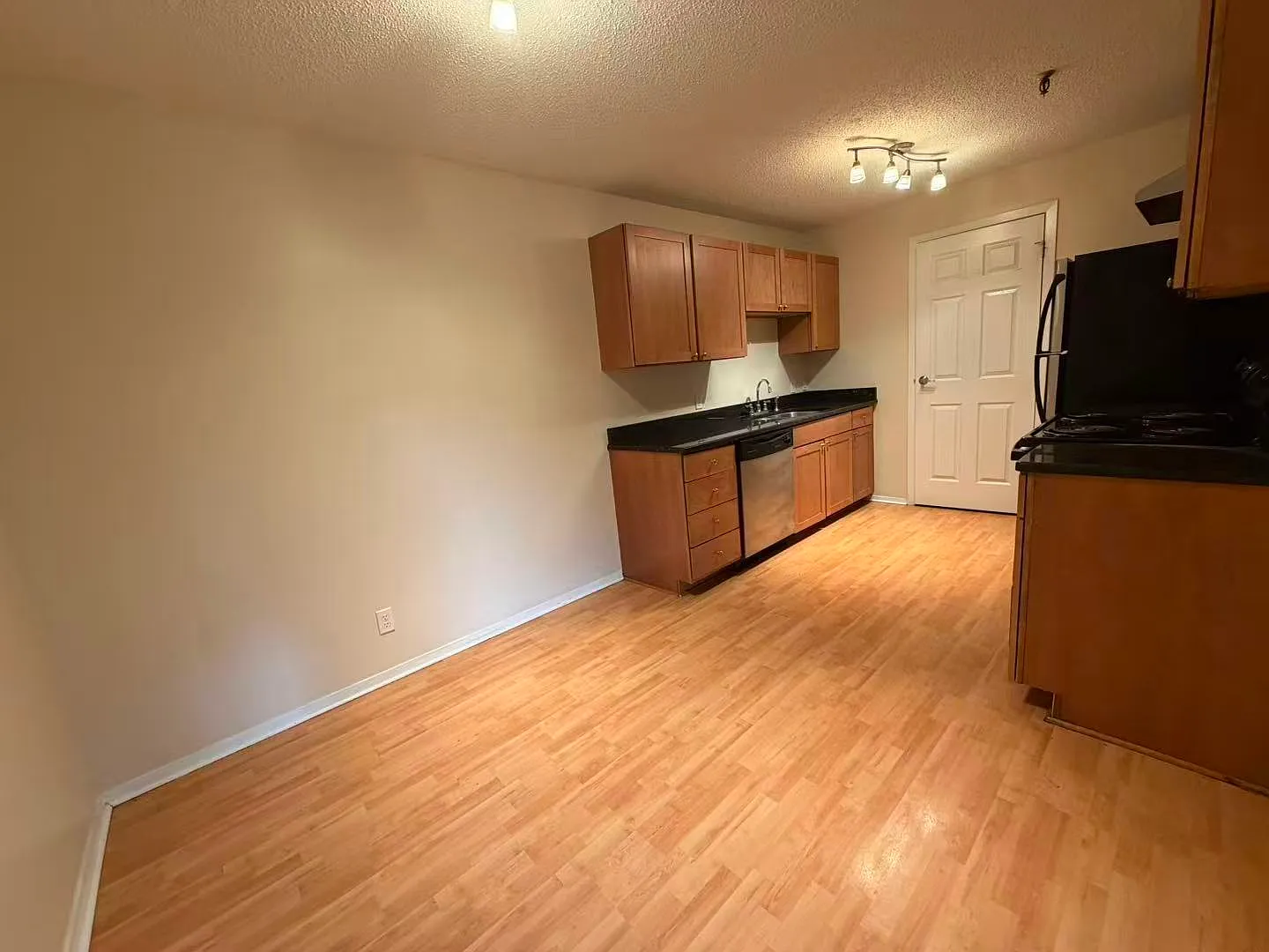 1340 Brook St — Photo 4