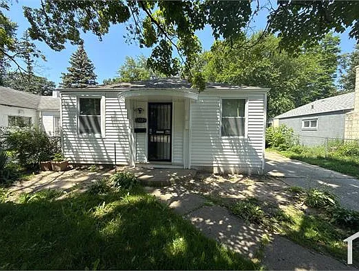 15519 Plainview Ave — Photo 1