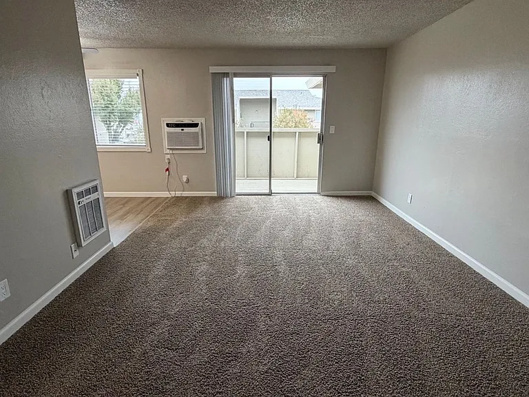 Oasis Apartments — Photo 15