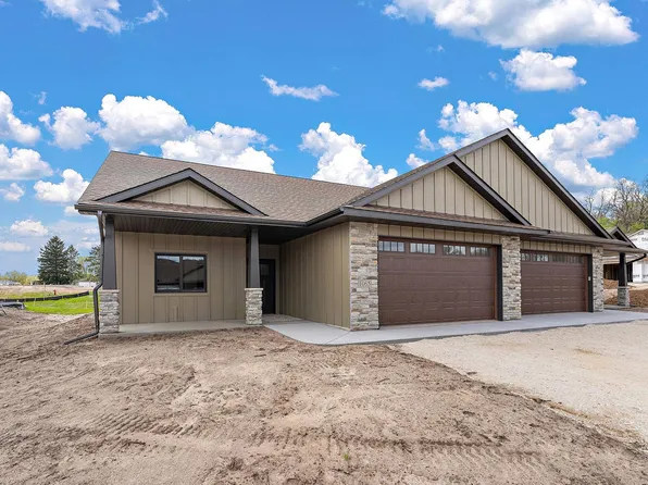 1077 Legend Ln, River Falls, WI 54022