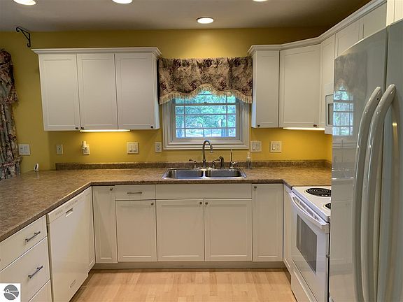 4th image of 3865 Driftwood Dr