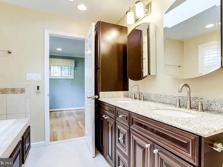 4894 Williamsburg Blvd — Photo 20
