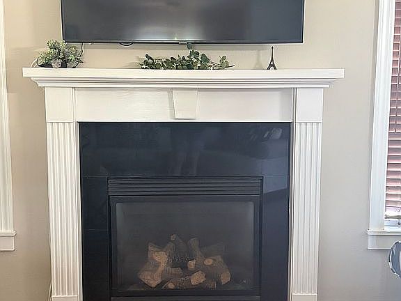 4th image of 704 Agnes Dr