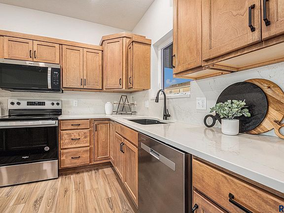4th image of 5506 S Dubuque Ave