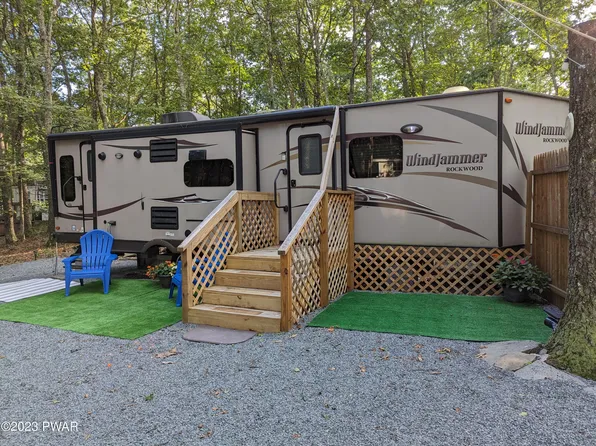 111 Powhatan Dr, Shohola, PA 18458