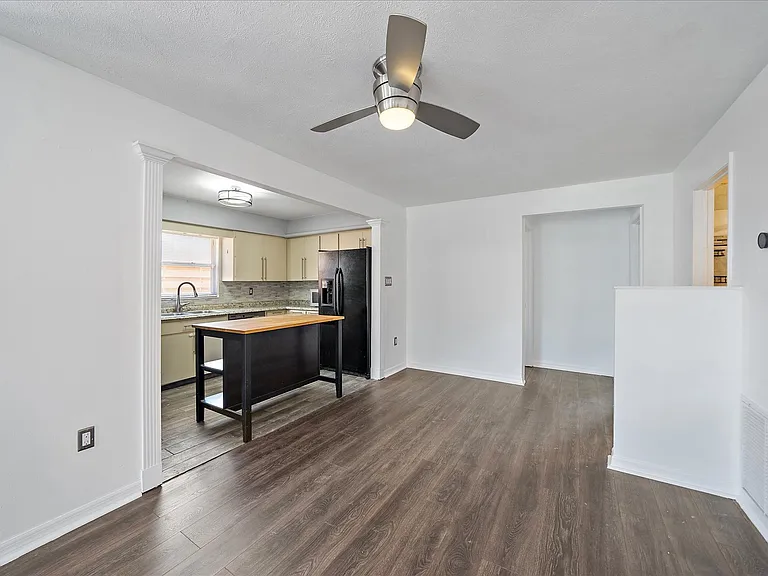 2619 Robinson Ave — Photo 3