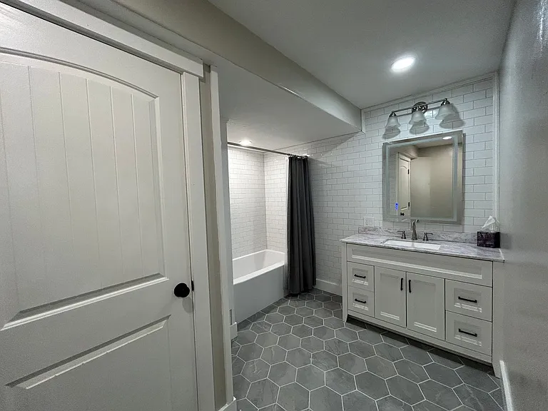 221 N 780 E — Photo 10