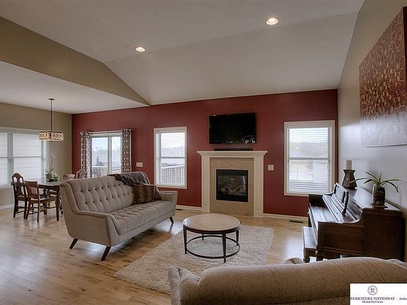 4th image of 913 S 184th St