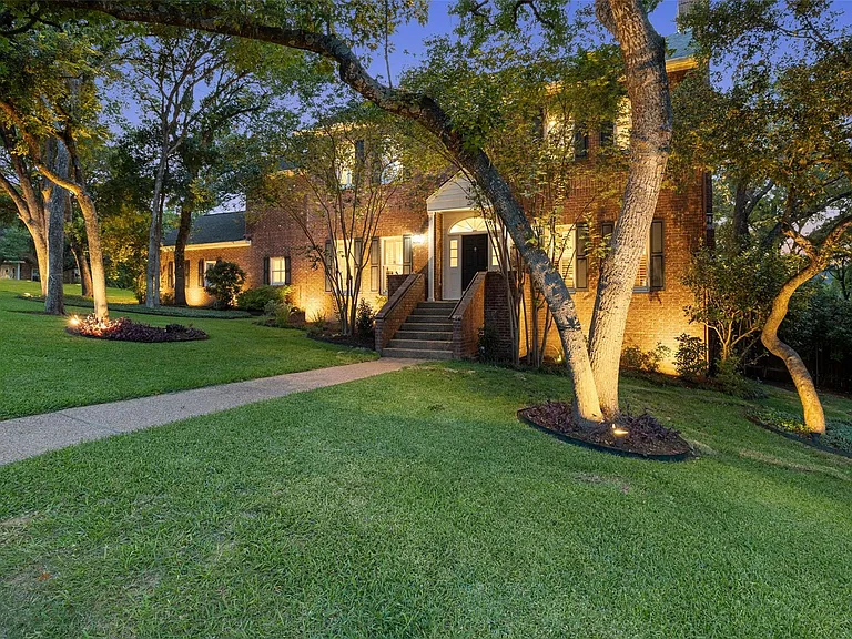 2922 Thousand Oaks Dr — Photo 3