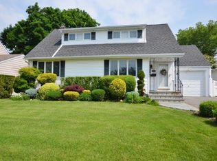 11 Plainfield Rd, Albertson, NY 11507