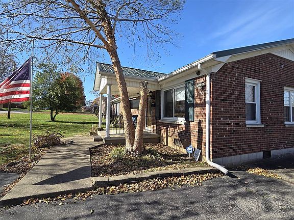 2nd image of 302 Suzanne St