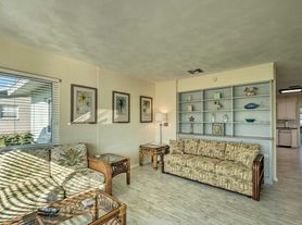 1017 Pineland Ave, Venice, FL