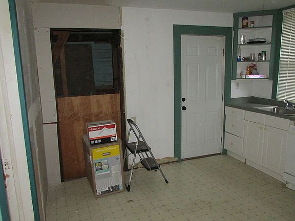 lower unit kitchen