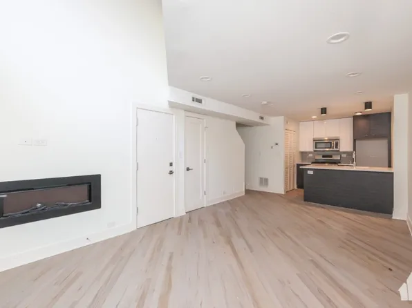 945 W Grace St #G102, Chicago, IL 60613