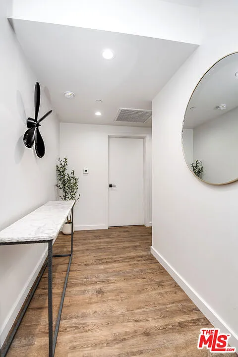 1 bed, 1.0 bath, 948 sqft, $5,000 — Photo 2