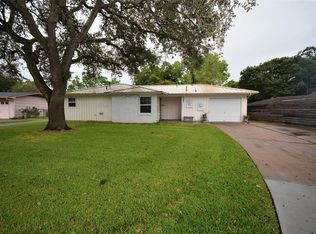 121 Forest Oaks Ln, Lake Jackson, TX 77566