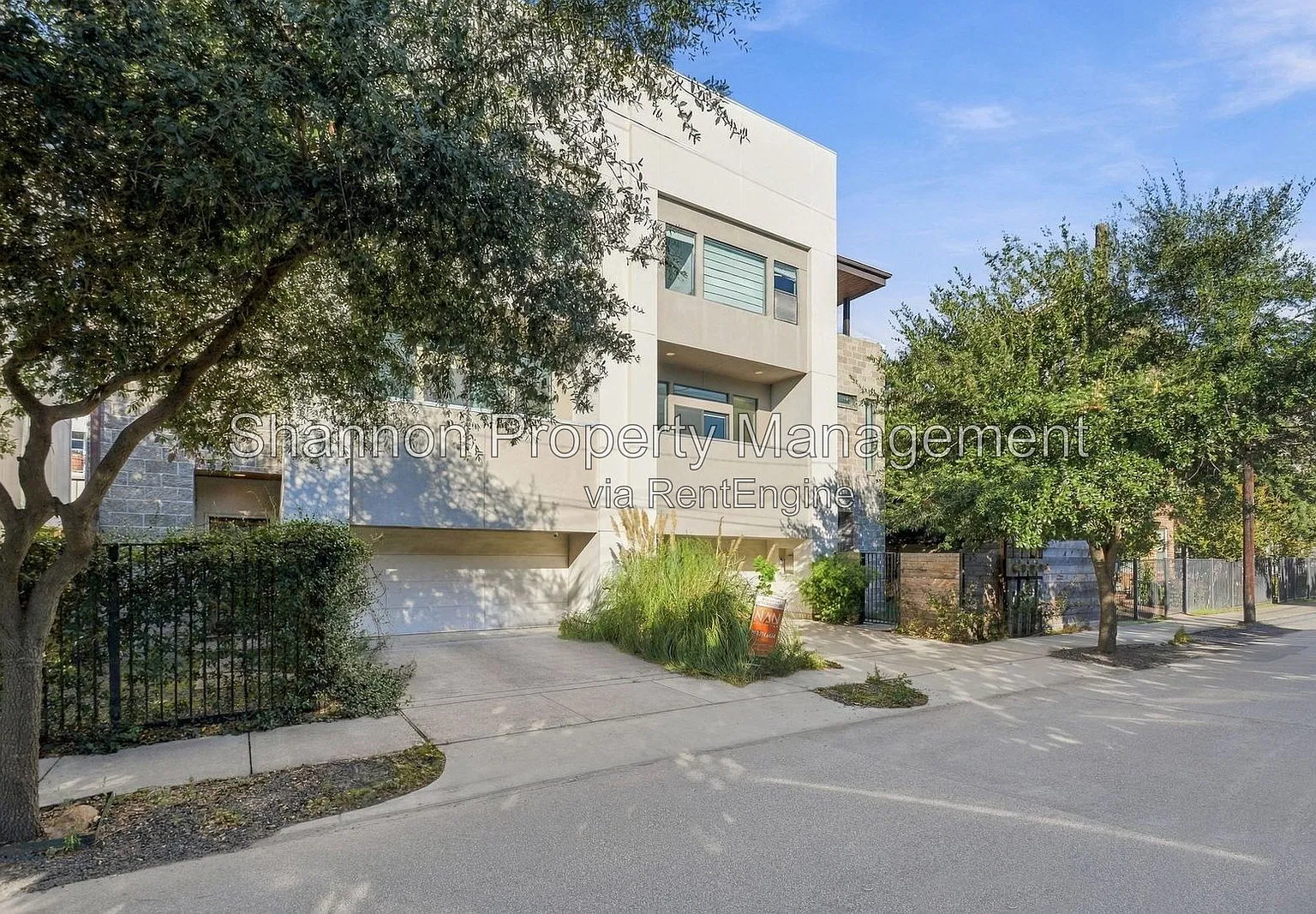3 bed, 3.5 bath, 2320 sqft, $3,700 — Photo 2