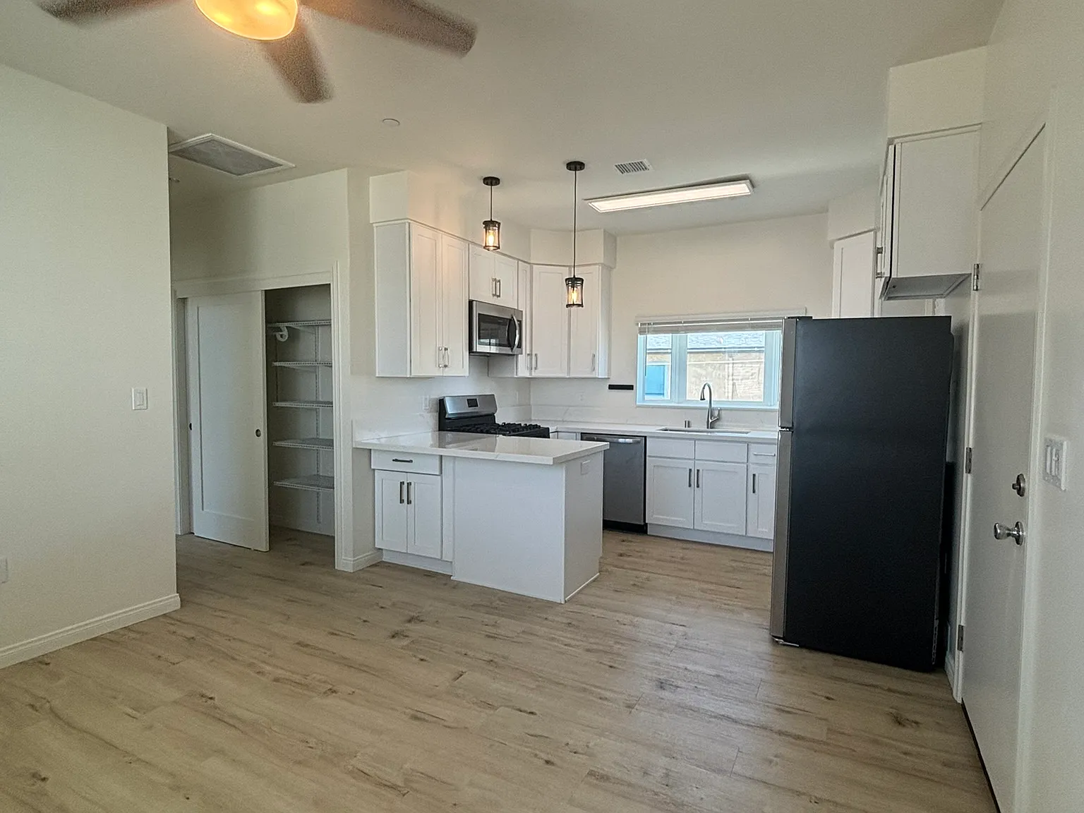 2 bed, 450 sqft, $2,995 — Photo 2