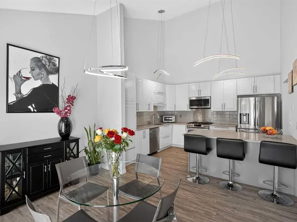 156 W Sunlake Gdns SE, Calgary, AB T2X 3G4