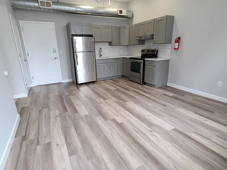 114 Ellison St — Photo 2