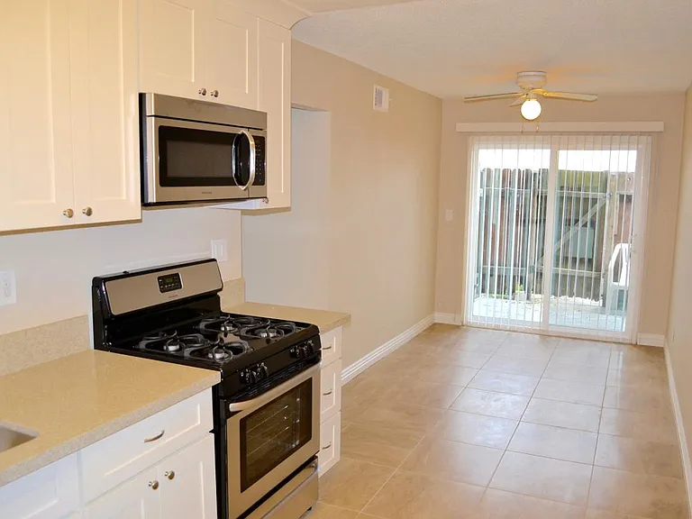15551 Boleyn Cir #B — Photo 2