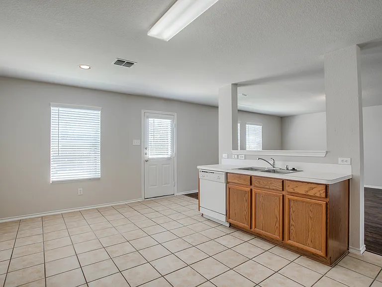 1145 Maplewood Ln — Photo 9