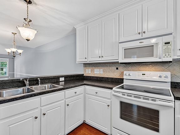4th image of 585 Pinecroft Dr