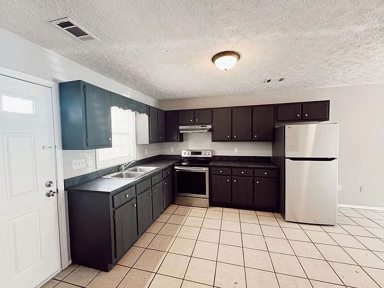 Valley View Apartments — Photo 31