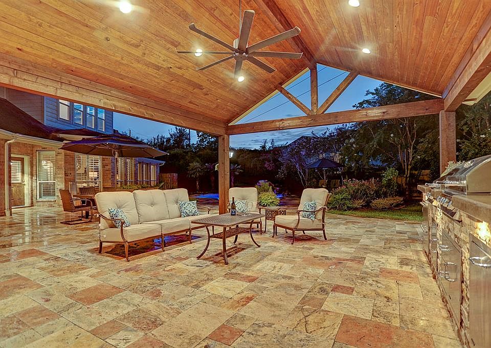 Gorgeous outdoor living at 3310 Charlston Court in Sienna Plantation presented by Sara Lyn Nguyen.