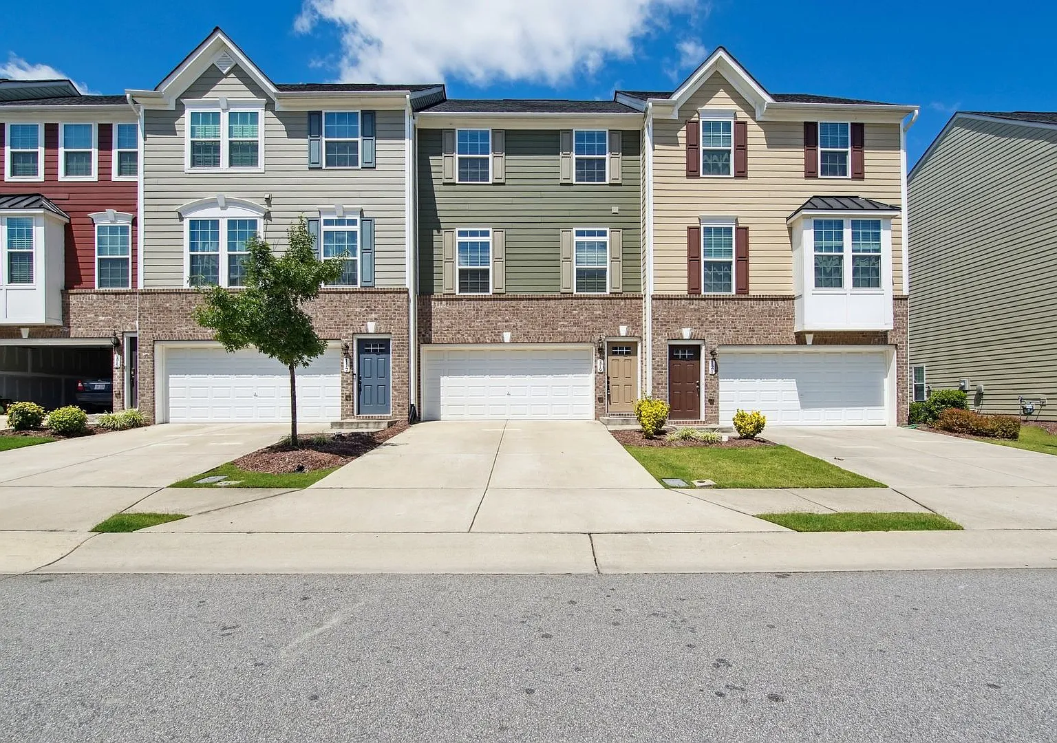 3 Bedroom Townhome in Durham — Photo 1