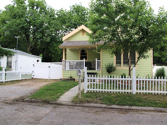 2nd image of 824 Waveland Ave