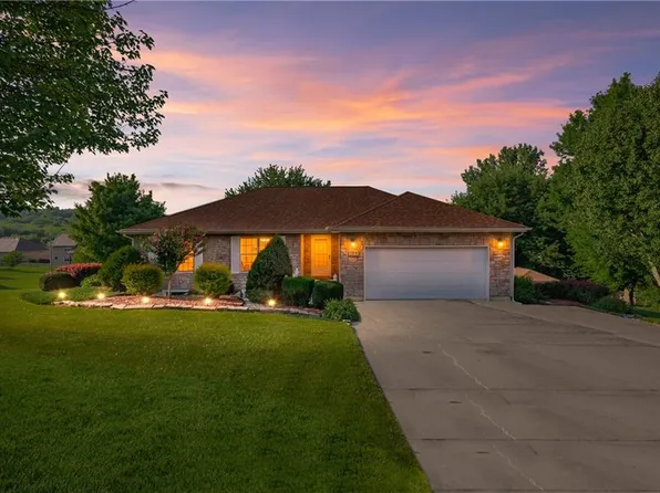 125 Hatchell Rd, Tonganoxie, KS 66086