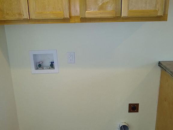 5th image of 506 S Avenue E