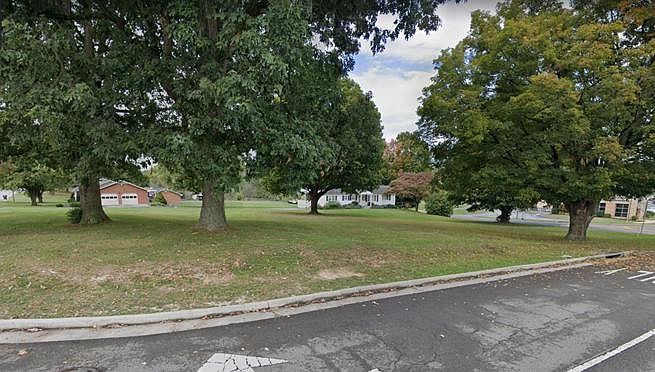 1st image of 135 Robin Cir