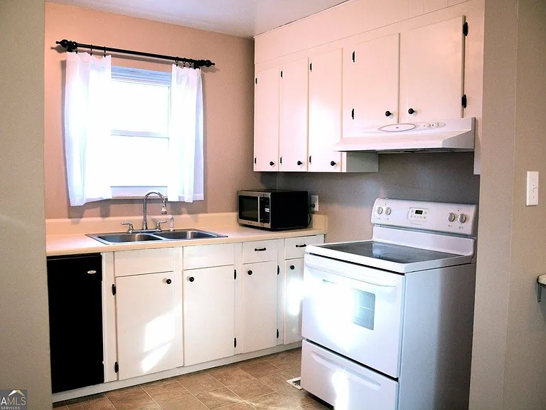 403 Mary Ln — Photo 3