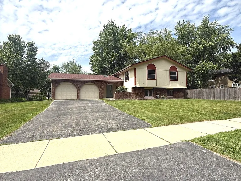 425 Carriage Hill Rd — Photo 2