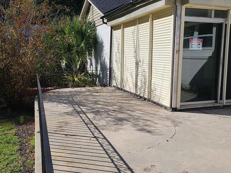 1301 W Lee St — Photo 24