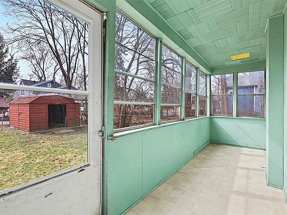 4th image of 154 Carrier St NE