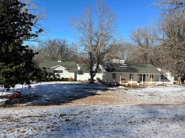 6 Edgewood Ln, Arkansas City, KS 67005