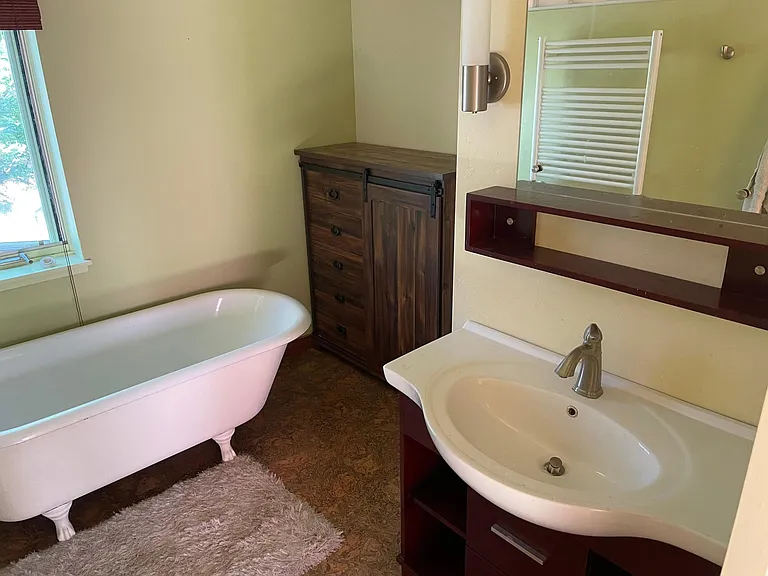 Main bedroom's bathroom.