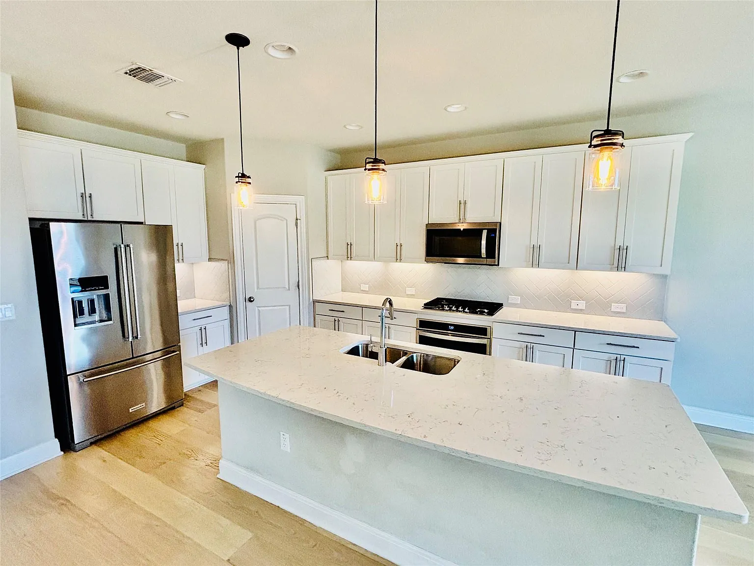 4 bed, 2.0 bath, 1896 sqft, $3,000 — Photo 3