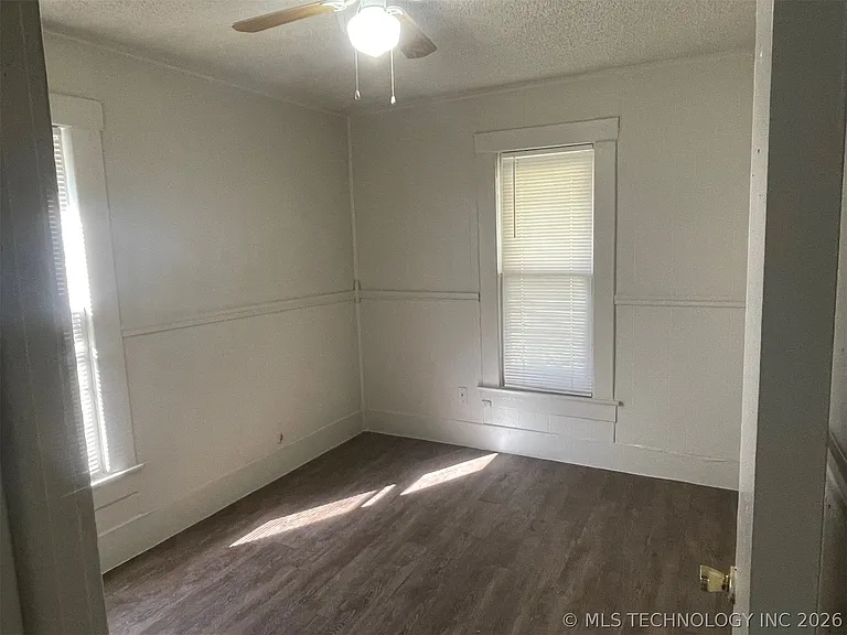 409 W Commercial St — Photo 17