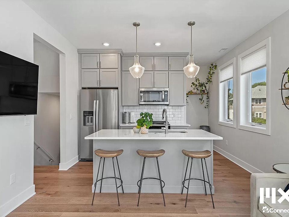 1st image of 627 Fairview #03