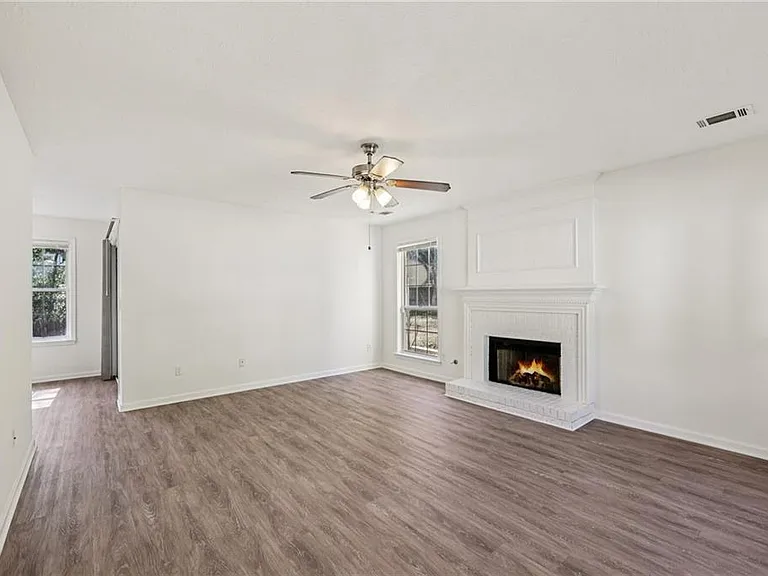 390 Manor Glen Dr — Photo 2