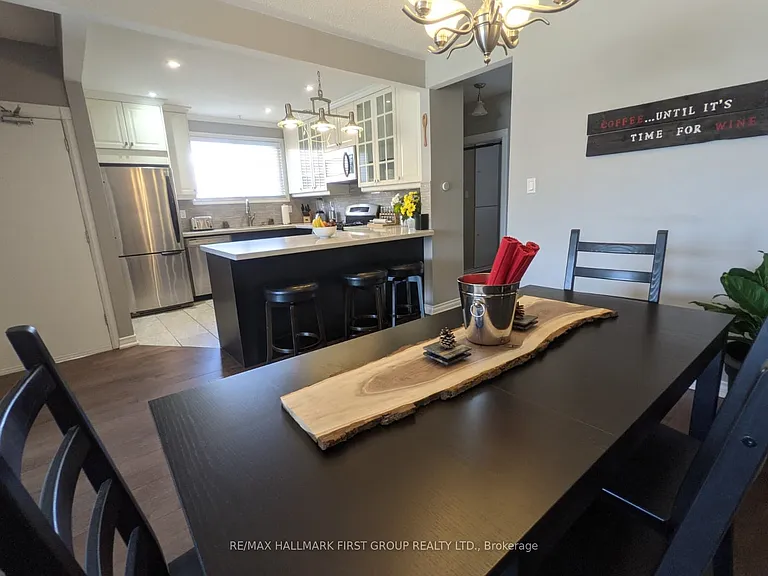 15 Thorncroft Cres — Photo 5