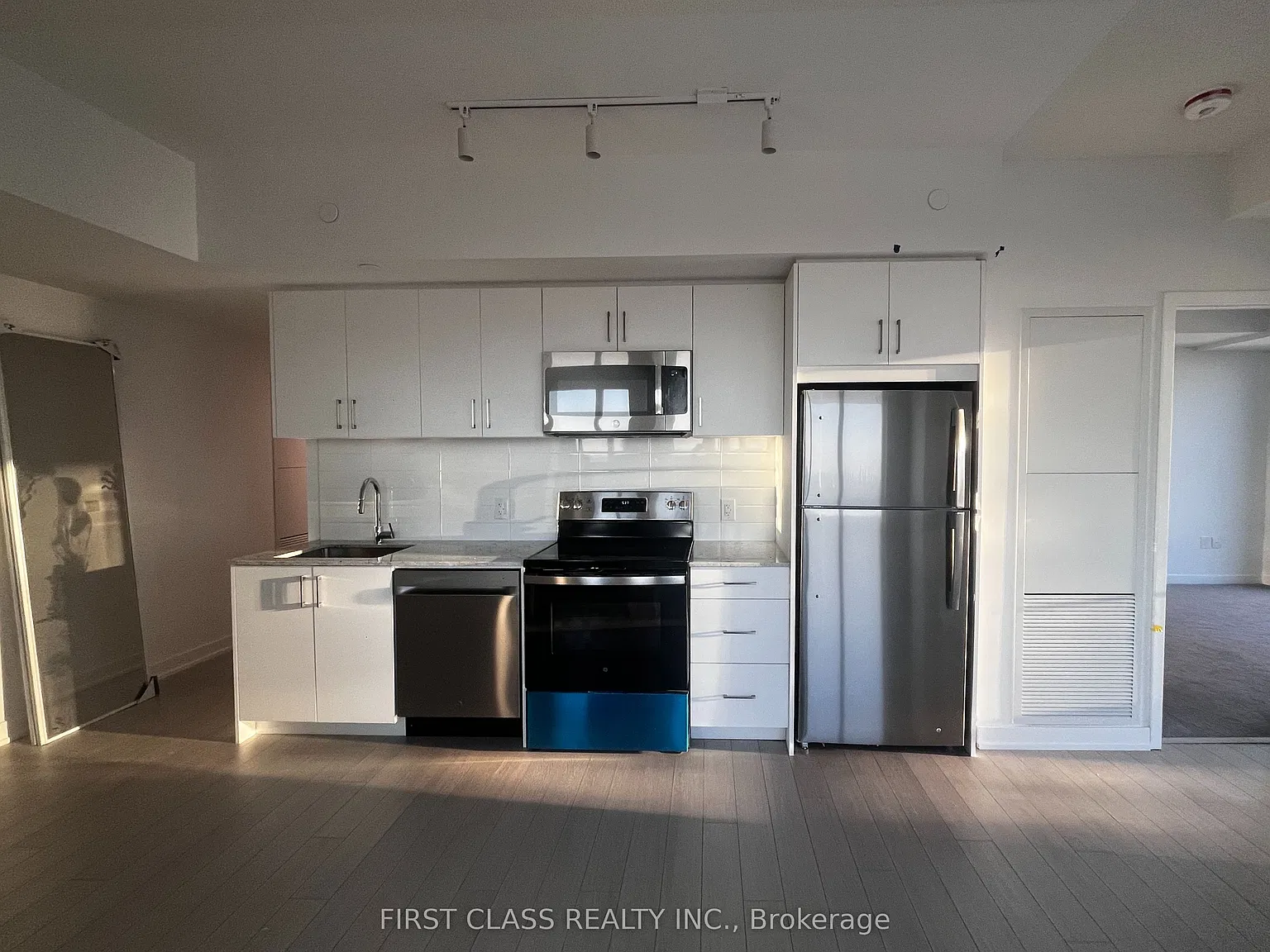 4 bed, $2,999 — Photo 4